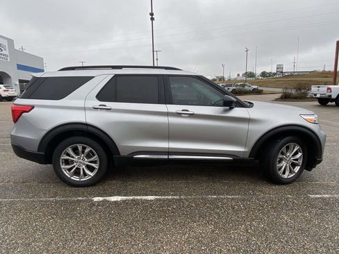 Used 2021 Ford Explorer XLT w/ Equipment Group 202A image 8