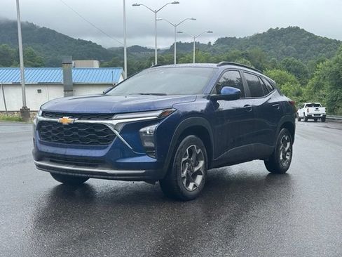 Used 2024 Chevrolet Trax LT w/ Driver Confidence Package FWD image 3