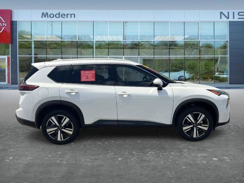 Certified 2025 Nissan Rogue SL FWD image 4