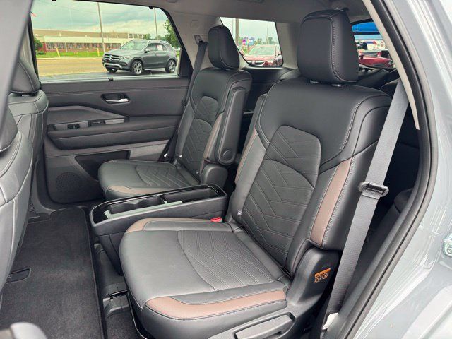 Used 2025 Nissan Pathfinder Platinum FWD image 24