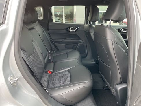 New 2025 Jeep Compass Latitude w/ Convenience Group AWD/4WD image 19