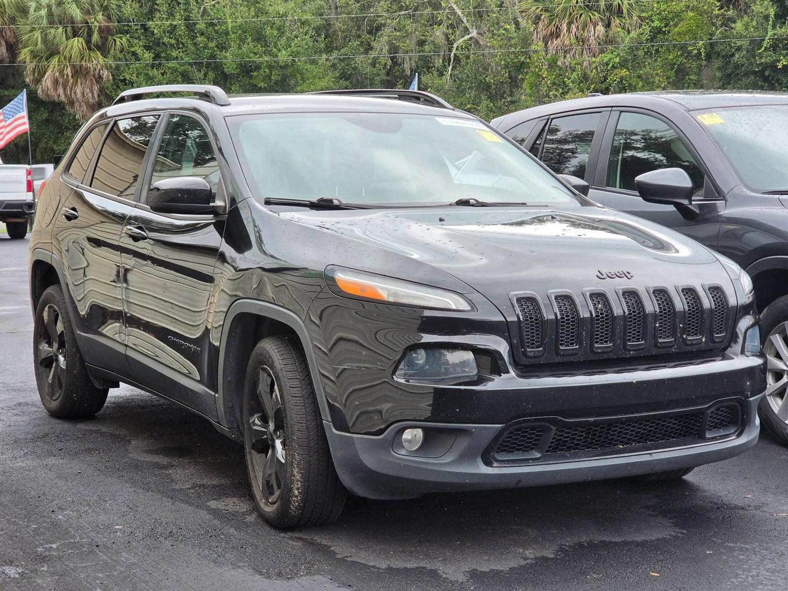 Used 2018 Jeep Cherokee Latitude w/ Altitude Package FWD image 3