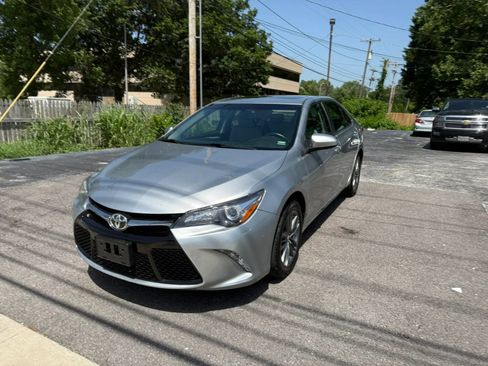 Used 2017 Toyota Camry SE w/ Moonroof Package FWD image 3