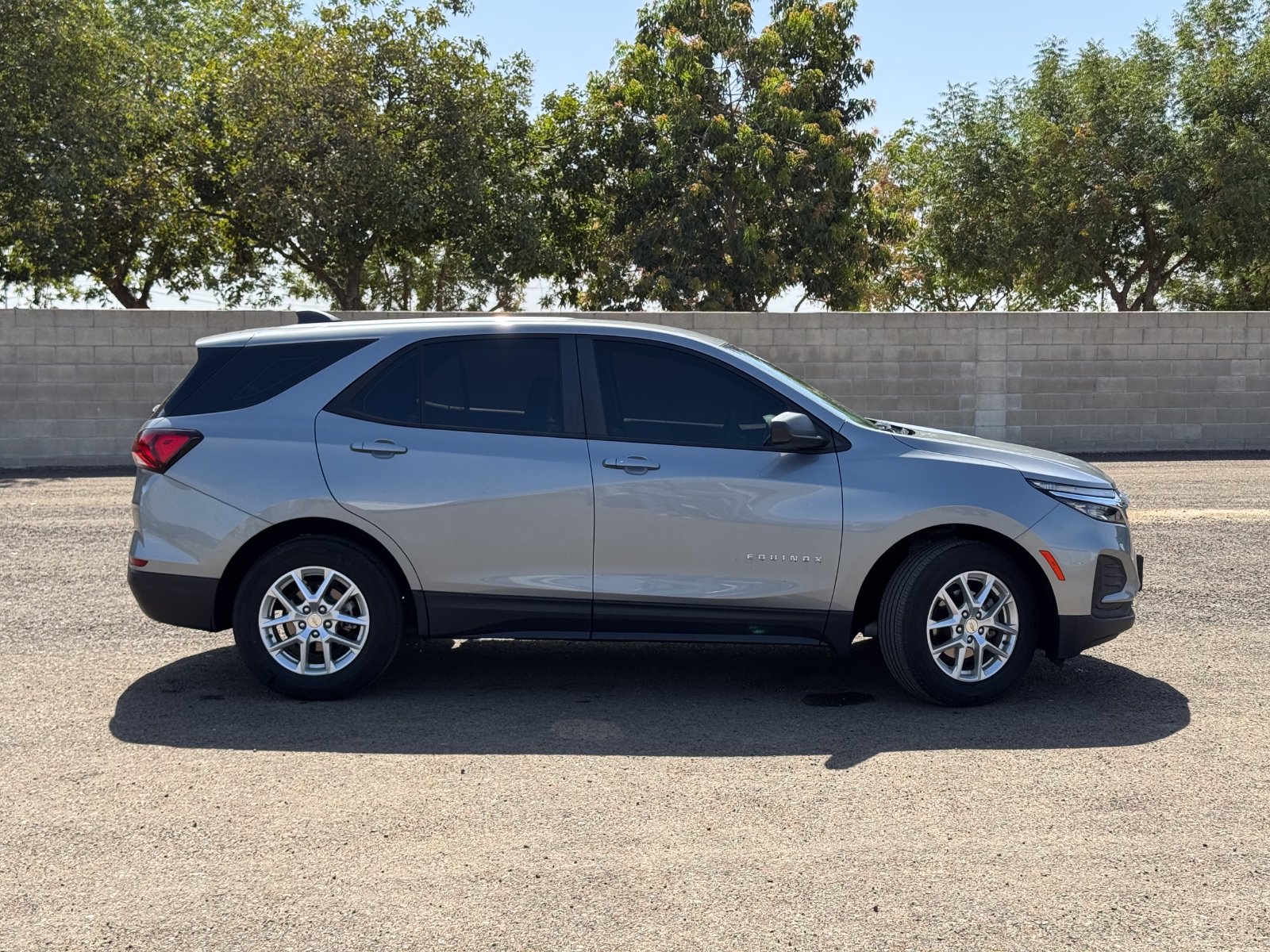Used 2023 Chevrolet Equinox LS FWD image 2
