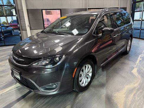 Used 2018 Chrysler Pacifica Touring-L Plus FWD image 3
