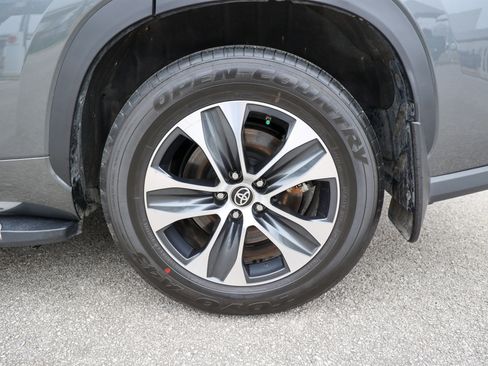 Used 2025 Toyota Highlander XLE AWD/4WD image 15