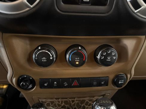 Used 2015 Jeep Wrangler Unlimited Rubicon w/ Connectivity Group AWD/4WD image 20