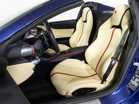 Used 2021 Ferrari 812 GTS image 5