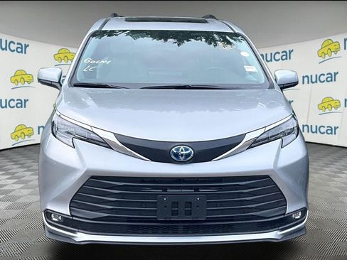 Used 2025 Toyota Sienna XLE FWD image 2