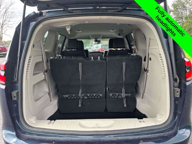 Used 2023 Chrysler Pacifica Touring-L FWD image 35