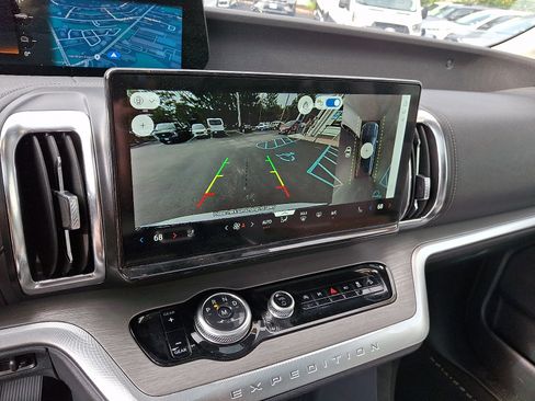 Used 2025 Ford Expedition Platinum AWD/4WD image 20