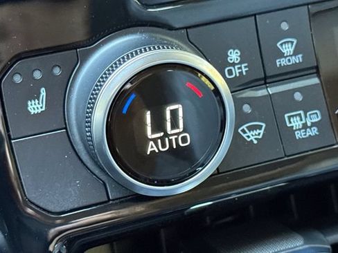 Used 2022 Toyota Highlander XLE AWD/4WD image 30