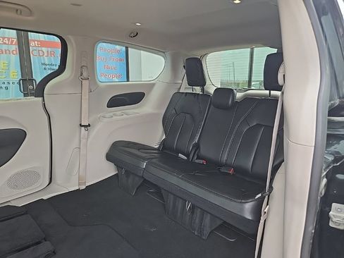Used 2023 Chrysler Pacifica Touring-L FWD image 91