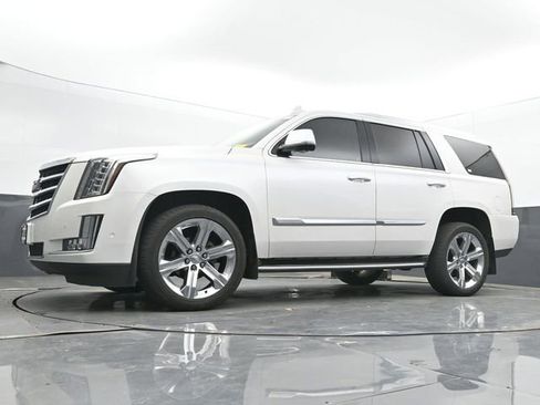 Used 2017 Cadillac Escalade Luxury AWD/4WD image 24