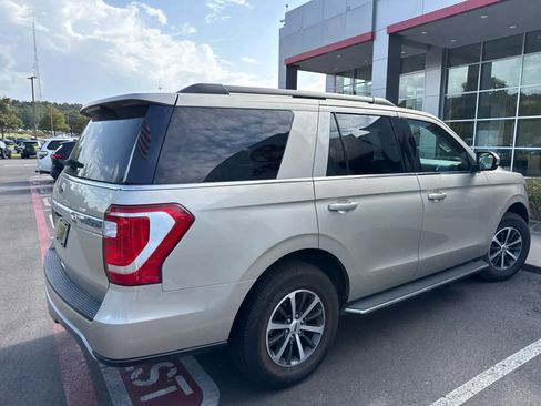 Used 2018 Ford Expedition XLT w/ Equipment Group 202A RWD image 3