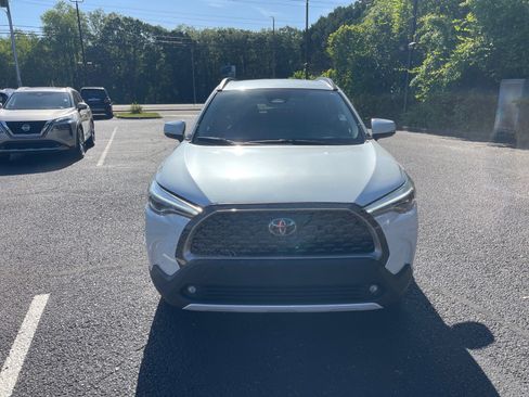 Used 2023 Toyota Corolla Cross XLE image 2
