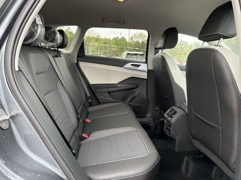 New 2026 Volkswagen Taos SE FWD image 15