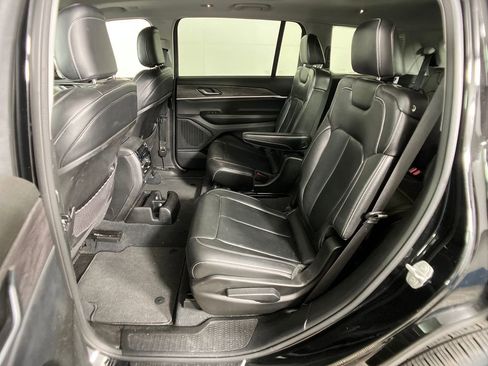 Used 2023 Jeep Grand Cherokee L Limited w/ Black Appearance Package image 31