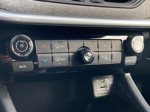 Used 2025 Jeep Compass Latitude image 24