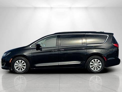 Used 2017 Chrysler Pacifica Touring-L image 6