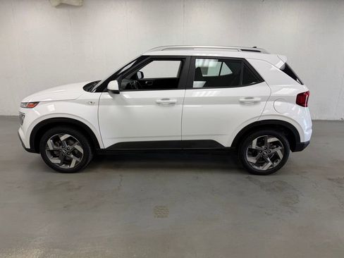 Used 2022 Hyundai Venue SEL image 2