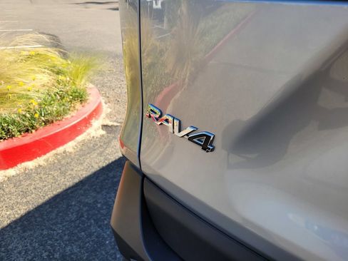 Used 2021 Toyota RAV4 XLE FWD image 6