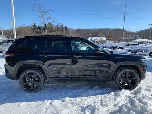 Certified 2023 Jeep Grand Cherokee Limited w/ Black Appearance Package image 8