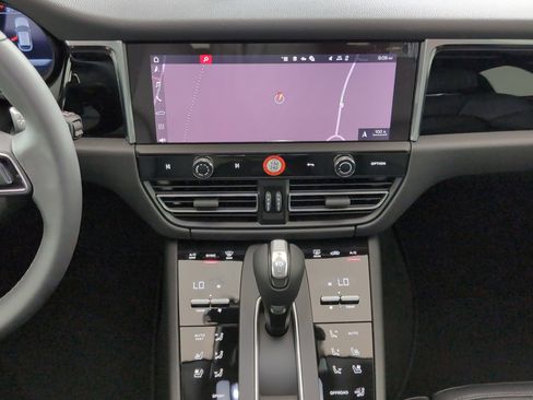 Certified 2025 Porsche Macan AWD/4WD image 25