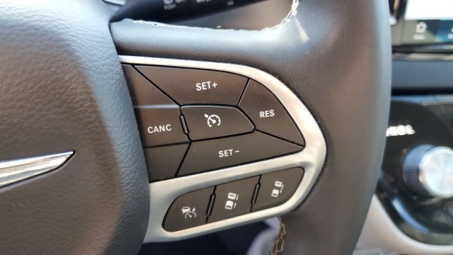 Used 2024 Chrysler Pacifica Touring-L FWD image 11
