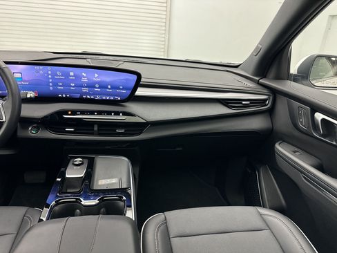 Used 2025 Buick Enclave Preferred w/ Power Package AWD/4WD image 32