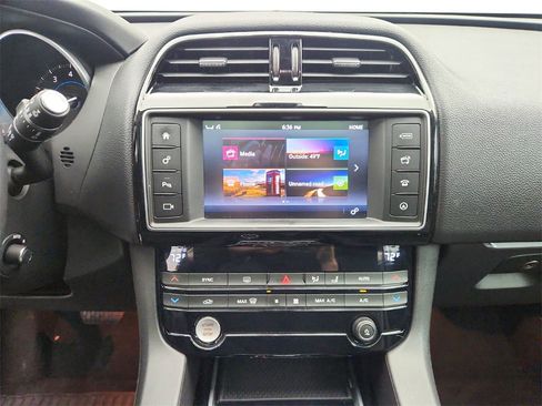 Used 2018 Jaguar F-PACE Prestige image 18