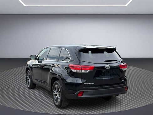 Used 2019 Toyota Highlander LE w/ Carpet Mat Package (TMS) AWD/4WD image 5