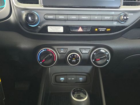 Used 2025 Hyundai Venue SE FWD image 17