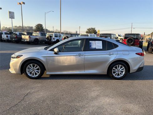 Used 2025 Toyota Camry LE image 5