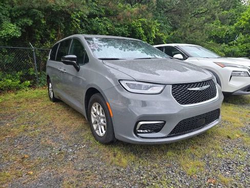 Used 2025 Chrysler Pacifica Select FWD image 3