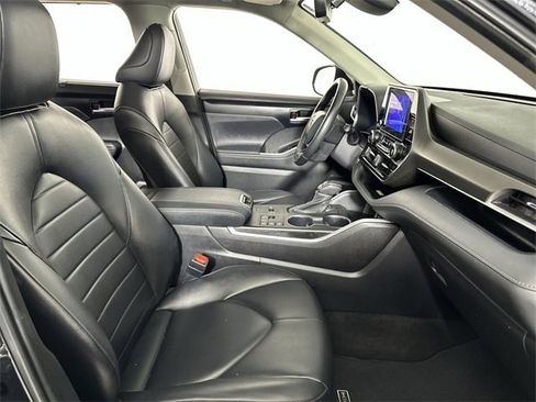 Used 2023 Toyota Highlander XLE image 29