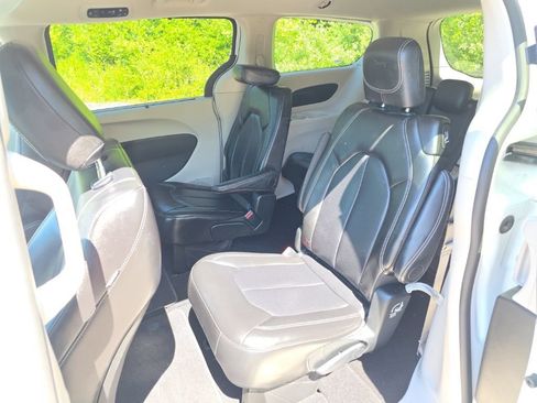 Used 2024 Chrysler Pacifica Touring-L FWD image 23