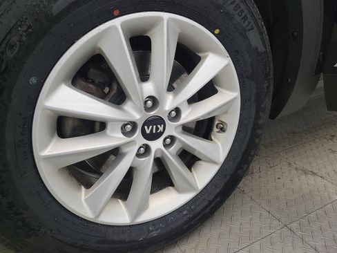 Used 2019 Kia Sorento LX image 31