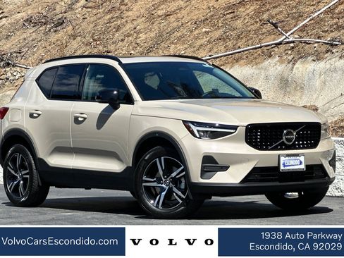 New 2026 Volvo XC40 B5 Core AWD/4WD image 1