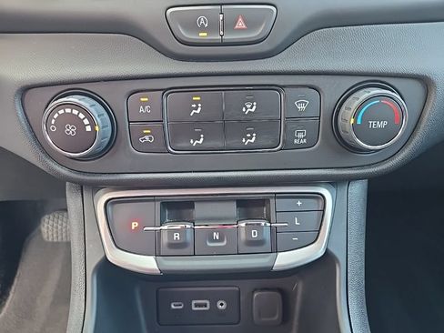 Used 2024 GMC Terrain SLE FWD image 23