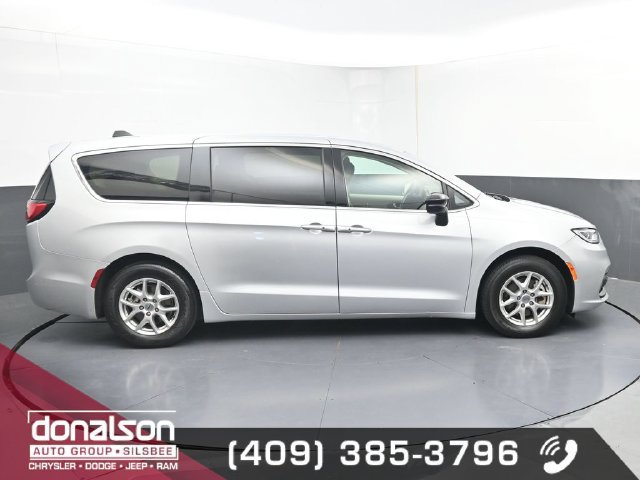 Used 2024 Chrysler Pacifica Touring-L FWD image 2