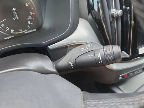 Used 2018 Volvo XC60 T5 Momentum w/ Vision Package AWD/4WD image 23