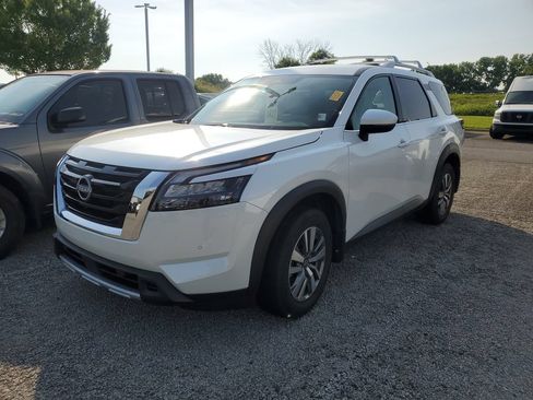 Certified 2025 Nissan Pathfinder SL AWD/4WD image 4