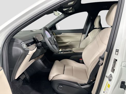 New 2025 Volvo EX90 Ultra w/ Protection Package Premier image 22