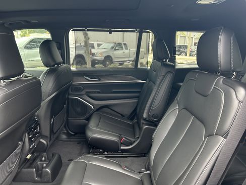 New 2025 Jeep Grand Cherokee L Limited w/ Luxury Tech Group II image 40