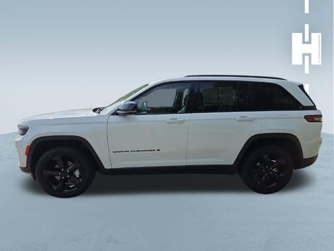 Used 2023 Jeep Grand Cherokee Limited w/ Luxury Tech Group II RWD image 2