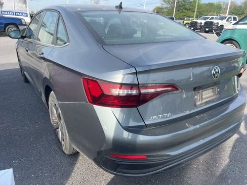 Used 2022 Volkswagen Jetta SE w/ Panoramic Sunroof Package image 2