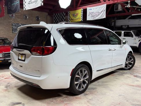 Used 2018 Chrysler Pacifica Limited w/ Tire & Wheel Group FWD image 4