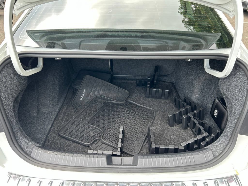 Used 2023 Volkswagen Jetta SE FWD image 32
