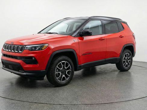 Used 2025 Jeep Compass Trailhawk AWD/4WD image 3